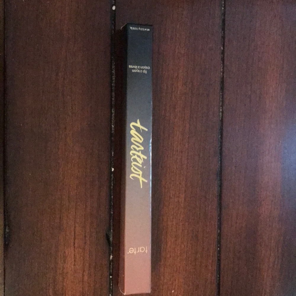 Tarte lip crayon.
